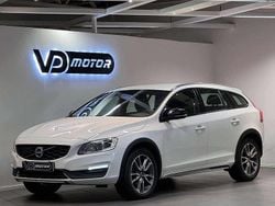 Vit Begagnad 2016 Volvo V60 CC Summum Kombi | 134 700 kr (Marknadspris)