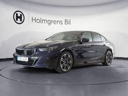 Blå Begagnad 2023 BMW 550e M Sport Sedan | 849 800 kr (Marknadspris)