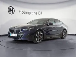 Blå Begagnad 2023 BMW 550e M Sport Sedan | 849 800 kr (Marknadspris)