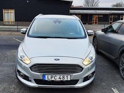 Grå Begagnad 2016 Ford S-MAX S Minibuss | 126 000 kr (Marknadspris)