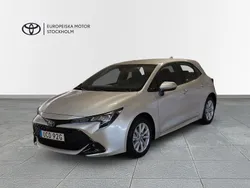 Silver Ny 2025 Toyota Corolla Active Halvkombi | 299 800 kr (Bra pris)