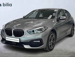 Grå Begagnad 2023 BMW 118 Halvkombi | 234 900 kr