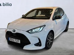 Vit Begagnad 2022 Toyota Yaris Hybrid Style Halvkombi | 214 900 kr (Marknadspris)