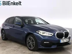Blå Begagnad 2021 BMW 118 Sport Line Halvkombi | 248 900 kr (Marknadspris)