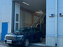 Mörkblå (blå) Begagnad 2015 Jeep Cherokee SUV | 144 900 kr (Marknadspris)