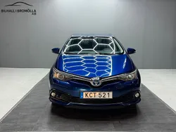 Mörkblå (blå) Begagnad 2015 Toyota Auris Hybrid Active Halvkombi | 109 900 kr (Marknadspris)