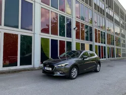 Grå Begagnad 2017 Mazda 3 Inclusive Halvkombi | 154 900 kr (Marknadspris)