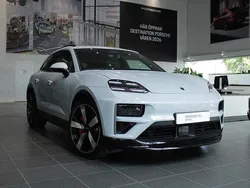 Ljusgrå Begagnad 2024 Porsche Macan Turbo SUV | 1 295 000 kr