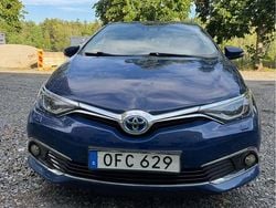 Blå Begagnad 2016 Toyota Auris Hybrid Executive Halvkombi | 159 900 kr (Marknadspris)