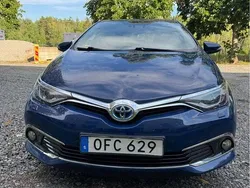 Blå Begagnad 2016 Toyota Auris Hybrid Executive Halvkombi | 169 900 kr (Marknadspris)