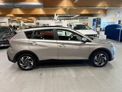 Grå Begagnad 2022 Hyundai Bayon Essential SUV | 169 900 kr (Marknadspris)