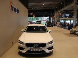 Vit Begagnad 2021 Volvo V60 Momentum Kombi | 239 000 kr (Bra pris)