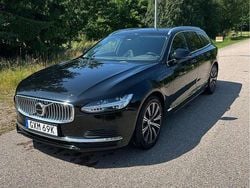 Svart Begagnad 2022 Volvo V90 Momentum Kombi | 319 000 kr (Marknadspris)