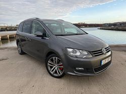 Grå (grå metallic) Begagnad 2015 VW Sharan Minibuss | 99 900 kr (Marknadspris)