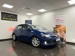 Mörkblå (blå) Begagnad 2016 Toyota Auris Hybrid Active Halvkombi | 159 900 kr (Marknadspris)
