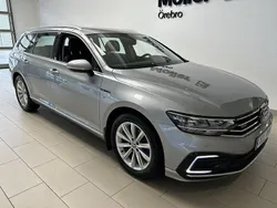 Silver (pyrit silver metallic) Begagnad 2022 VW Passat GTE Kombi | 299 000 kr (Marknadspris)