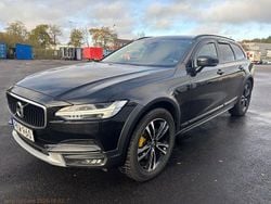 Mörkblå (svart) Begagnad 2018 Volvo V90 CC Kombi | 168 700 kr (Marknadspris)