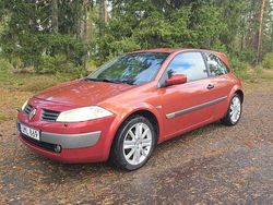 Röd Begagnad 2003 Renault Mégane II Halvkombi | 17 000 kr (Marknadspris)