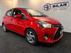 Röd Begagnad 2016 Toyota Yaris Hybrid Active Halvkombi | 139 000 kr (Marknadspris)