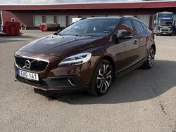 Brun Begagnad 2018 Volvo V40 CC Summum Kombi | 185 900 kr (Bra pris)