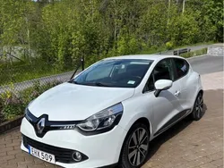 Vit Begagnad 2015 Renault Clio IV Halvkombi | 75 000 kr (Marknadspris)