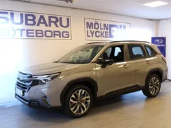 Grå (river rock pearl) Begagnad 2025 Subaru Forester SUV | 439 900 kr