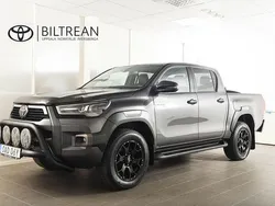 Mörkgrå (grå metallic) Begagnad 2023 Toyota HiLux Pickup | 569 900 kr (Marknadspris)