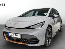 Ljusgrå Begagnad 2024 Cupra Born e-Boost Halvkombi | 324 900 kr (Marknadspris)