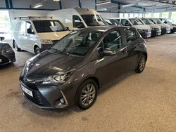 Mörkgrå (grå) Begagnad 2019 Toyota Yaris Active Halvkombi | 139 900 kr (Marknadspris)