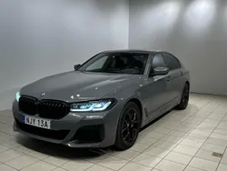 Grå/silver Begagnad 2022 BMW 545e M Sport Sedan | 489 500 kr (Superpris)