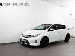 Vit Begagnad 2013 Toyota Auris Hybrid Executive Halvkombi | 119 900 kr (Marknadspris)
