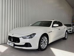 Vit (pärlemovit) Begagnad 2015 Maserati Ghibli Sportkupé | 329 000 kr