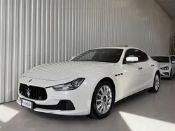 Vit (pärlemovit) Begagnad 2015 Maserati Ghibli Sportkupé | 339 000 kr