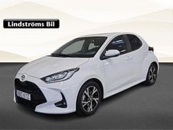 Vit Ny 2025 Toyota Yaris Hybrid Active Halvkombi | 259 900 kr (Marknadspris)