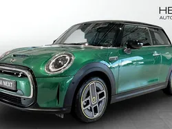 Grön (green) Begagnad 2022 Mini Cooper SE Halvkombi | 238 700 kr (Lite dyr)