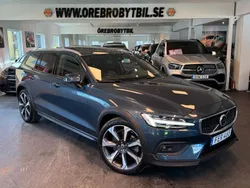 Mörkblå Begagnad 2023 Volvo V60 CC Plus Kombi | 449 900 kr (Marknadspris)