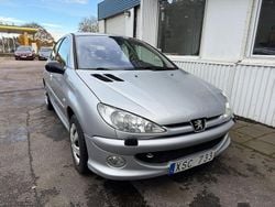 Ljusgrå (grå) Begagnad 2006 Peugeot 206 Halvkombi | 13 900 kr (Marknadspris)