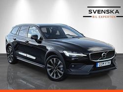 Svart Begagnad 2022 Volvo V60 CC Momentum Kombi | 379 900 kr (Marknadspris)
