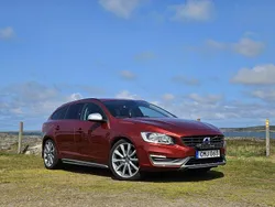 Röd Begagnad 2015 Volvo V60 Kinetic Kombi | 179 000 kr (Marknadspris)