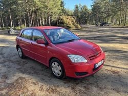 Röd Begagnad 2005 Toyota Corolla Halvkombi | 27 800 kr (Marknadspris)