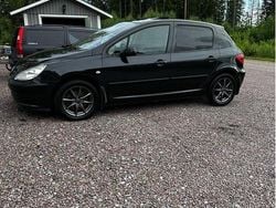 Svart Begagnad 2003 Peugeot 307 Halvkombi | 15 000 kr (Marknadspris)