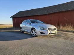 Grå Begagnad 2011 Volvo V60 Momentum Kombi | 69 000 kr (Marknadspris)