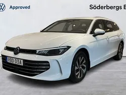 Vit Begagnad 2024 VW Passat Business Kombi | 389 500 kr (Dyr)