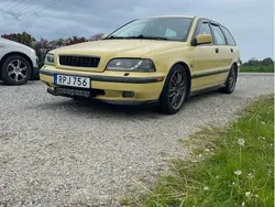 Gul Begagnad 2000 Volvo V40 Kombi | 17 500 kr