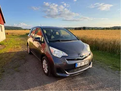 Grå Begagnad 2013 Toyota Verso-S Minibuss | 108 000 kr (Dyr)