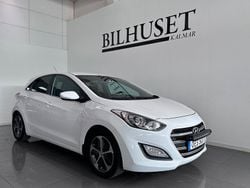 Vit Begagnad 2016 Hyundai i30 Premium Halvkombi | 145 900 kr (Marknadspris)