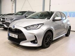 Silver Begagnad 2022 Toyota Yaris Hybrid Active Halvkombi | 199 800 kr (Marknadspris)