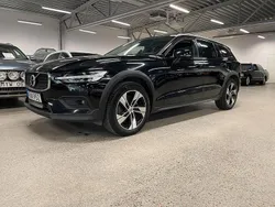 Svart Begagnad 2021 Volvo V60 CC Momentum Kombi | 299 900 kr (Marknadspris)
