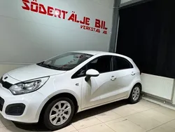 Vit Begagnad 2011 Kia Rio Halvkombi | 59 900 kr (Marknadspris)