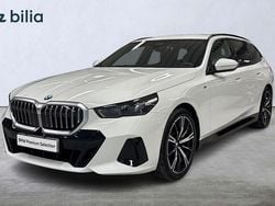 Vit Begagnad 2024 BMW 520 M Sport Kombi | 599 900 kr (Marknadspris)